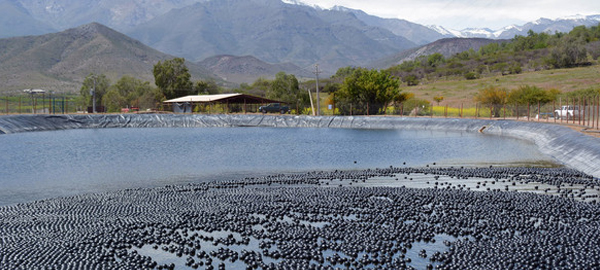 Bolas negras para almacenar agua potable