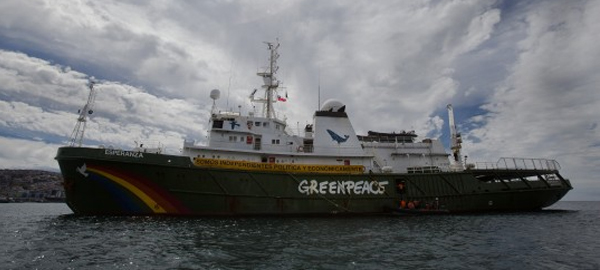 Greenpeace llega a Puerto Montt defendiendo las ballenas y el Ártico