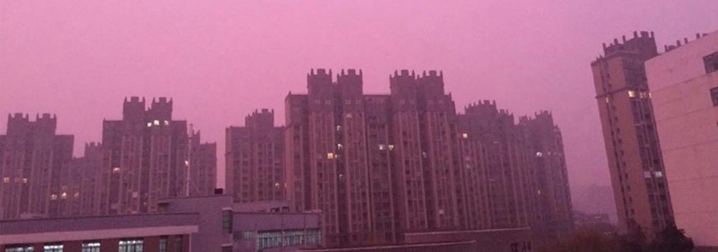 La contaminación tiñe el cielo de color rosa