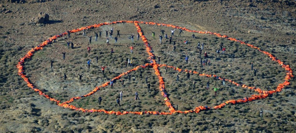 Greenpeace entrega un mensaje con más de tres mil chalecos salvavidas