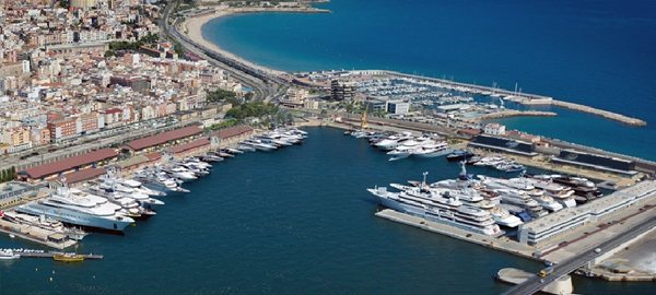 El Puerto de Tarragona limpia la macha de hidrocarburo que activó el Plan Interior Marítimo