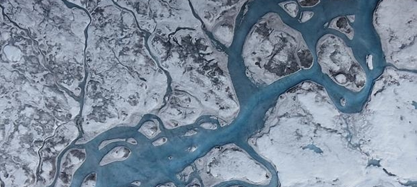 El cambio climático oscurece el hielo de Groenlandia