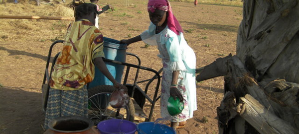 Miles de mujeres y niñas dedican más de 125 millones de horas cada día para recolectar agua
