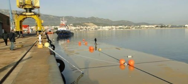 Un depósito flotante para transportar 5.000 m3 de agua dulce al mar