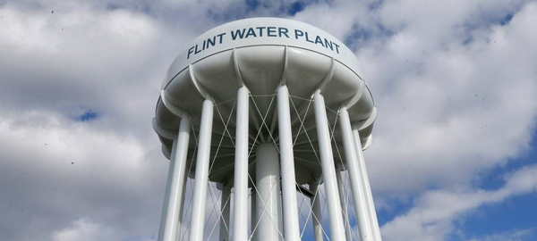 Se presentan cargos por el caso del agua de Flint