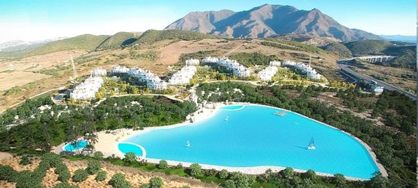 Construyen en Málaga una laguna artificial de aguas caribeñas
