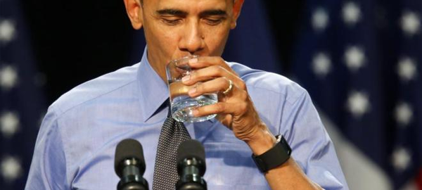 Obama bebe agua del acuífero de Flint