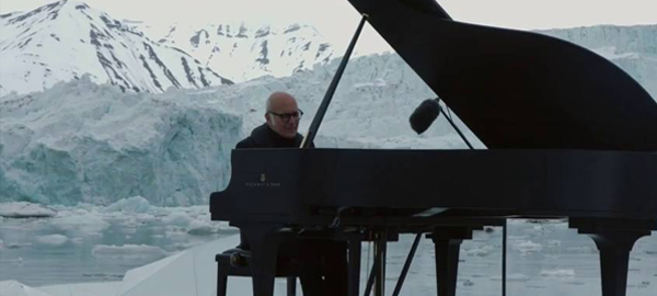El famoso pianista Ludovico Einaudi toca en el Ártico