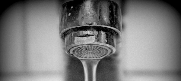 Elche reduce la tarifa del agua a las víctimas de la violencia de género