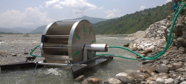 Un nepalí inventa una bomba de agua que no necesita combustible