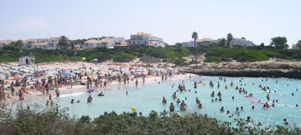 Clausuran la Playa de Cala Bosch en Ciutadella por un vertido tóxico