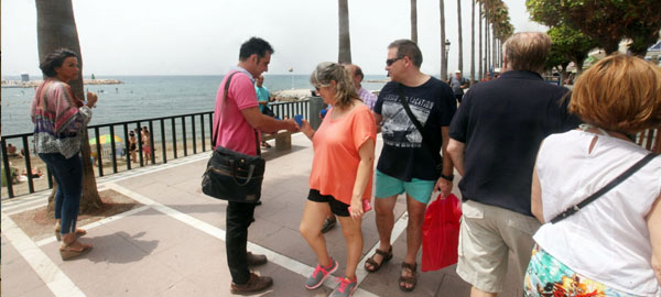 Hidralia colabora en el reparto de 6.000 ceniceros para mantener limpias las playas de Marbella