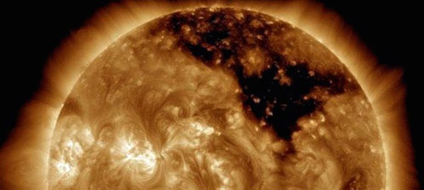 La NASA detecta un gran agujero creciendo en la superficie del Sol