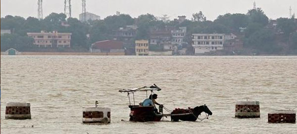 Más de 20 muertos y 170.000 desplazados en India por las inundaciones