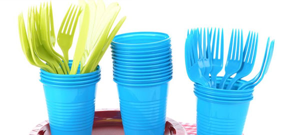 Francia prohibirá los platos y vasos de plástico a partir del 2020