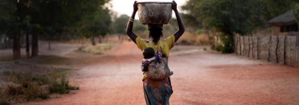 Mujeres y niñas dedican 200 millones de horas al día a recoger agua
