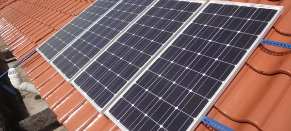 Regalan paneles solares a familias californianas de bajos recursos