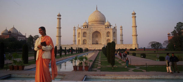 La basura ennegrece el Taj Mahal