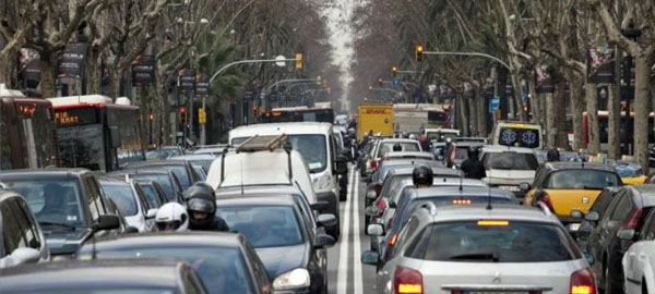 Barcelona cambiará los coches más contaminantes por transporte público gratuito