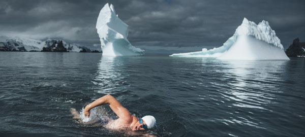 Lewis Pugh nada en la Antártica para generar conciencia sobre la protección de sus aguas