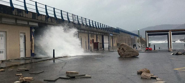 Los estragos del temporal en el Mediterráneo: cortes en carreteras y playas arrasadas