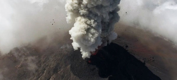 Un dron captura increíbles imágenes de una erupción volcánica en Guatemala