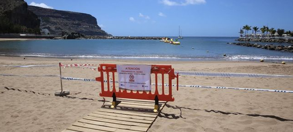 Prohiben el baño en la Playa de Mogán por un vertido de aguas residuales