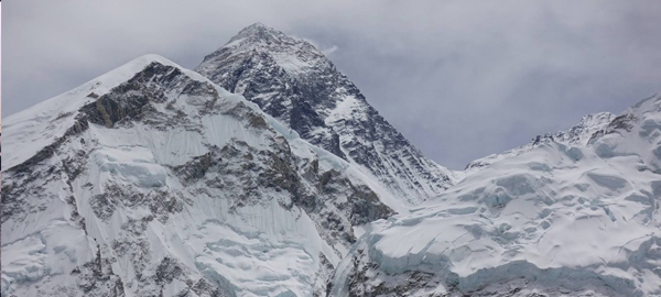 Una expedición de limpieza retira cuatro toneladas de basura del Everest