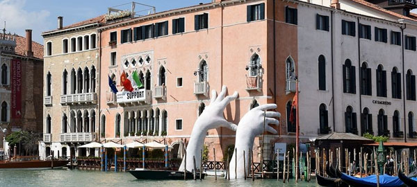 Unas manos gigantes para llamar la atención sobre el cambio climático en Venecia