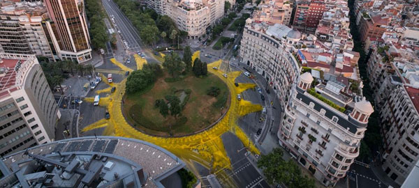 Un enorme sol pintado en una plaza de Barcelona para apoyar a las energías renovables