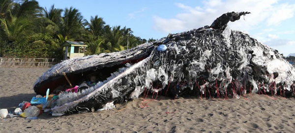 Una ballena hecha de residuos para generar conciencia ecológica