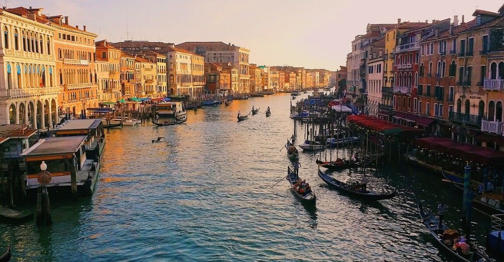 Agua limpia en los canales de Venecia